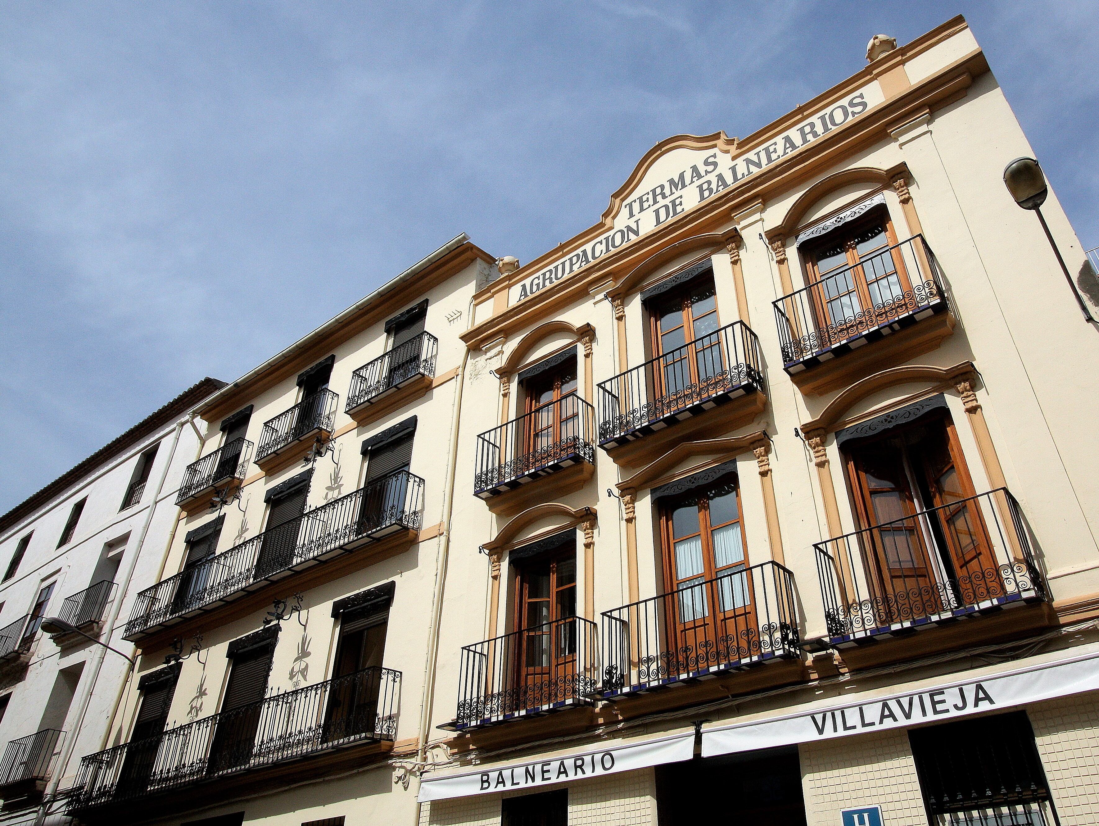 Fachada del hotel Balneario Villavieja, el único que queda en la localidad castellonense de La Vilavella.  