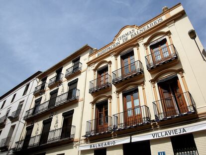 Fachada del hotel Balneario Villavieja, el único que queda en la localidad castellonense de La Vilavella.