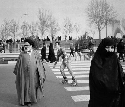 En la imagen, un joven patina durante la celebración del 35 aniversario de la revolución islámica en Irán, mostrando los contrastes entre la modernidad y el conservadurismo, un claro reflejo de la sociedad iraní actual.