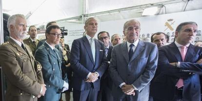 El director general de la Guardia Civil, Arsénio Fernández de Mesa, en el centro, la pasada semana en Málaga.