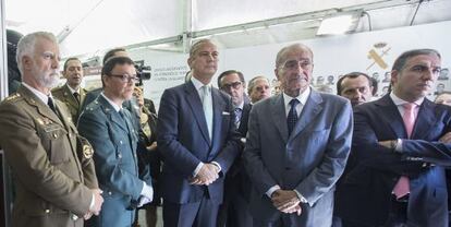 El director general de la Guardia Civil, Ars&eacute;nio Fern&aacute;ndez de Mesa, en el centro, la pasada semana en M&aacute;laga.