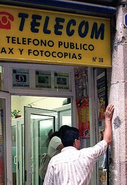 Un locutorio público en Barcelona.