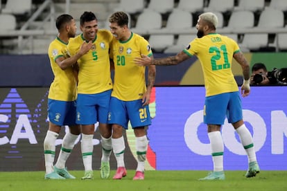 Los jugadores de Brasil celebran el gol de Casemiro ante Colombia