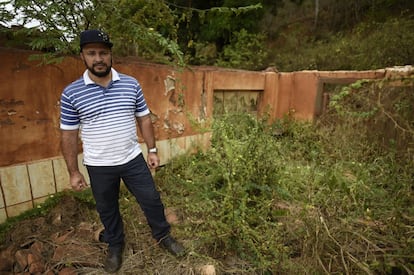 A lama de rejeitos destruiu a casa e a mercearia de Joubert Castro, em Gesteria, a 60km de Mariana. Hoje ele e a família vivem em uma casa alugada em Mariana.