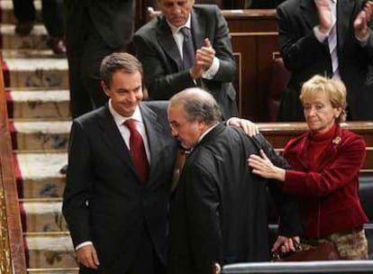 Zapatero y De la Vega dan el pésame a Pedro Solbes por el fallecimiento de su hermano.