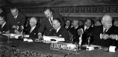 Imagen de archivo realizada el 25 de marzo de 1957 durante la firma del Tratado de Roma en el Palacio Campidoglio en Roma (Italia).