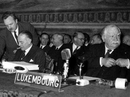 Imagen de archivo realizada el 25 de marzo de 1957 durante la firma del Tratado de Roma en el Palacio Campidoglio en Roma (Italia).