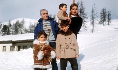 Farah Diba y su esposo con tres de sus cuatro hijos durante unas vacaciones en Saint Moritz (Suiza).