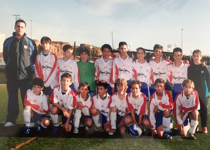 Lucas Hernández (segundo por la izquierda en la fila inferior) con su equipo del Rayo Majadahonda.