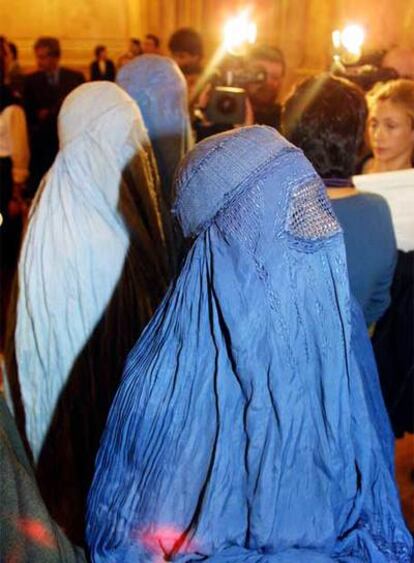 Un  millar de mujeres usan en Francia prendas <i>(burka, niqab)</i> que las cubren por completo.