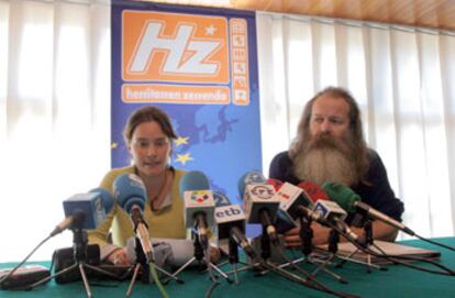 Larraitz Mendizabal y Walter Wendelin, en una rueda de prensa de HZ en San Sebastián.