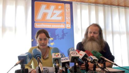 Larraitz Mendizabal y Walter Wendelin, en una rueda de prensa de HZ en San Sebastián.