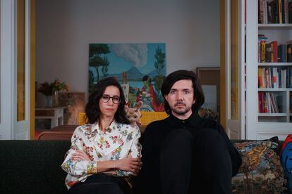 Natalia Flores y Borja Prieto, o sea, los Prieto Flores, en su casa, rodeados de cosas.