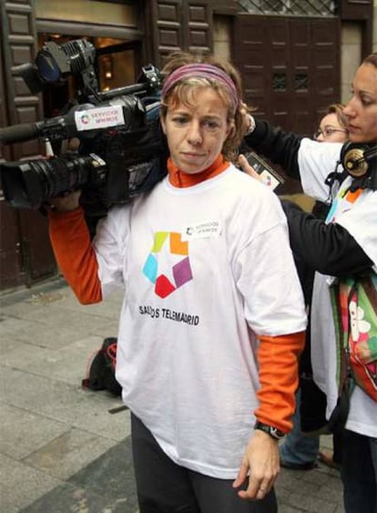 Dos reporteras de Telemadrid cubren los servicios mínimos