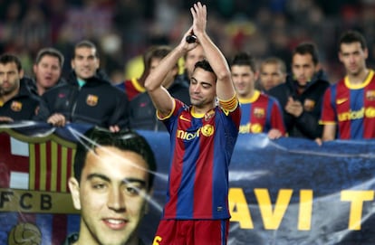 Meio-campo e capitão do FC Barcelona, Xavi Hernández, saúda a torcida durante a homenagem em 2011 após igualar o recorde de Migueli como jogador que mais vestiu a camiseta azul-grená, 549 vezes, momentos antes do começo de uma partida da Liga contra o Levante.