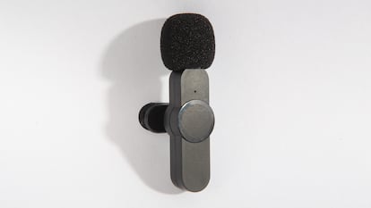 Un micrófono inalámbrico externo para móvil.