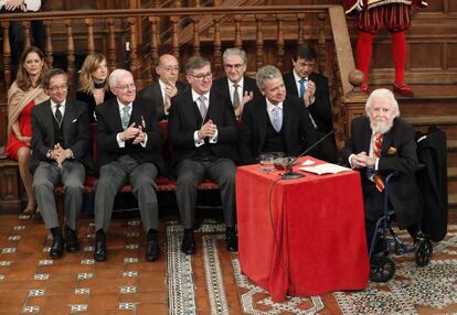 Fernando del Paso es aplaudido, nada más acabar su discurso, en la ceremonia del Premio Cervantes.