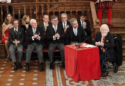 Fernando del Paso es aplaudido, nada más acabar su discurso, en la ceremonia del Premio Cervantes.