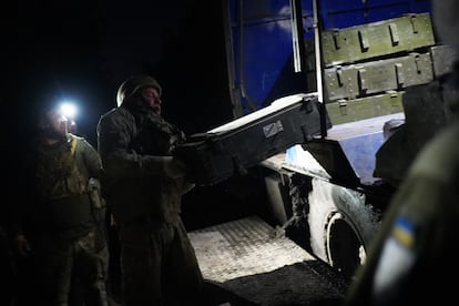 Cajas de munición durante la evacuación el pasado martes de una posición de la Unidad Aquiles del ejército de Ucrania, especializada en drones, ubicada en el frente de Kupinansk (Járkov).