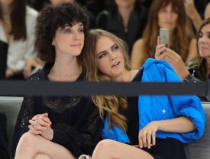 Cara Delevingne, na época em que namorava a cantora Annie Clark (também conhecida como St. Vincent), durante um desfile da Chanel em 2015.