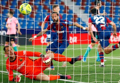 Morales supera a Ter Stegen en el tanto del Levante que suponía el 2-2 en el marcador