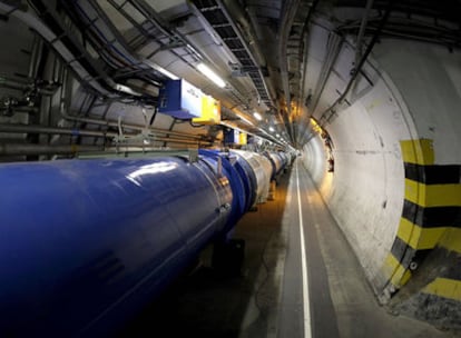 El LHC en el túnel circular de más de 27 kilómetros situado bajo la frontera suizo-francesa.