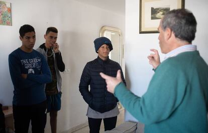 El extutelado marroquí Youssef Belfkih, en el centro, con un gorro, en Jerez.