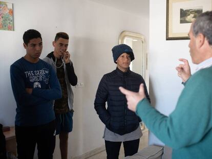 El extutelado marroquí Youssef Belfkih, en el centro, con un gorro, en Jerez.