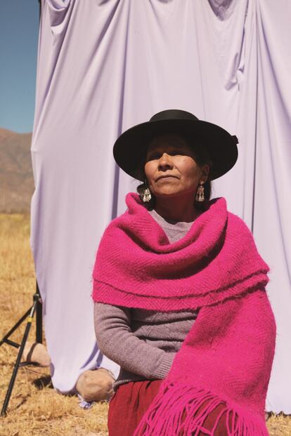 Lucrecia Ortiz es hija y nieta de artesanos tejedores de la lana de llama de su región de origen, en Quebrada de Humahuaca. Cecilia Duarte quería hacer retratos en los que se enseñara a la mujer "sin <i>glamorizar</i>", en su esencia, sin esconder nada, que fuera la figura central y que mostrase a mujeres fuertes y sin miedo. Ortiz, junto a su hija Celeste Valero y más mujeres de su zona, componen una cooperativa llamada Qenqo Artesanía Textil.