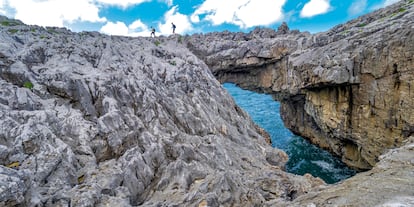 El arco natural de Puente Caballo, en la caleta de Cobijeru (Llanes, Asturias).