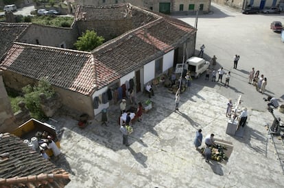 Sagrillas tiene su propia Finca Loranque, en Toledo, y no en la plaza o en la iglesia de Arahuetes, pero que volverán a tierras segovianas si el guion lo exige. Por cierto, los interiores de las casas del pueblo son decorados emplazados en el centro de producción de Pinto.