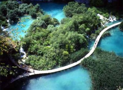 Uno de los caminos que recorren el parque nacional de Plitvice, en Croacia, un mundo de bosques de hayas, cascadas y lagos cuyo color va del gris espejo al turquesa.
