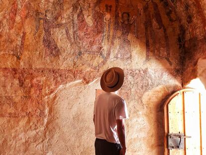 Frescos de la pequeña ermita románica de San Esteban de Viguera, levantada en el siglo X bajo un abrigo rocoso en la sierra de Cameros, en La Rioja.