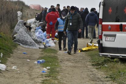 Personal del servicio de emergencia ayuda a los supervivientes.
