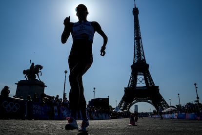 La húngara Viktoria Madarasz compite durante la final de 20km marcha.