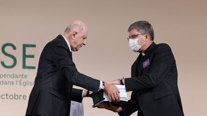 Jean-Marc Sauvé, à esquerda, entrega cópias do relatório sobre pedofilia ao bispo Eric de Moulins-Beaufort, presidente da Conferência Episcopal da França, na terça-feira em Paris.