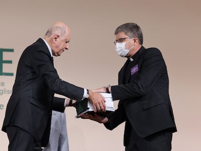 Jean-Marc Sauvé, à esquerda, entrega cópias do relatório sobre pedofilia ao bispo Éric de Moulins-Beaufort, presidente da Conferência Episcopal Francesa, nesta terça-feira, em Paris.