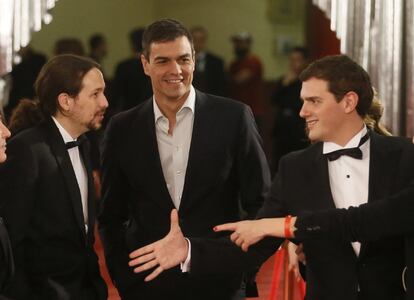  El líder de Podemos, Pablo Iglesias (i), el secretario general del PSOE, Pedro Sánchez (c), y el líder de Ciudadanos, Albert Rivera, a su llegada a la ceremonia.