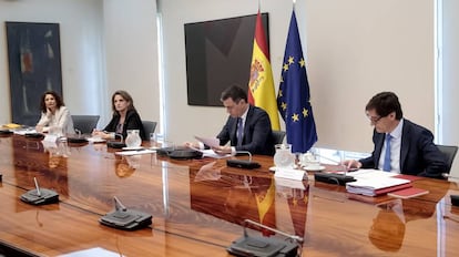 El presidente del Gobierno, Pedro Sánchez, se reúne por videoconferencia con los presidentes autonómicos.