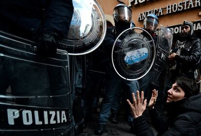 Una manifestante se sienta delante de la polica antidisturbios durante una protesta cerca del Parlamento italiano en Roma. Los miembros de la "Forconi" (las horcas) movimiento han estado protestando desde el 9 de febrero contra las polticas del gobierno y de austeridad de Italia.