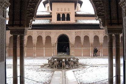 Imagen de archivo del patio de los leones de la Alhambra cubierto de nieve.