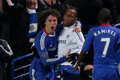 El jugador del Chelsea David Luiz celebra con su compañero de equipo Drogba el gol del empate, marcado por el central portugués.