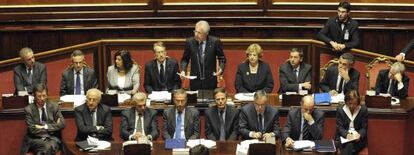 Mario Monti, de pie, junto a su Gobierno hoy en el Senado.