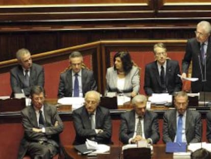 Mario Monti, de pie, junto a su Gobierno hoy en el Senado.