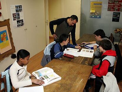 Un grupo de chicos hace sus deberes en un centro de la Fundación Balia.