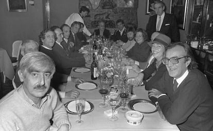 Javier Pradera (derecha) frente al novelista Juan Benet, en 1986, durante una cena con motivo de la boda del escritor Rafael Sánchez Ferlosio y Demetria Chamorro. 