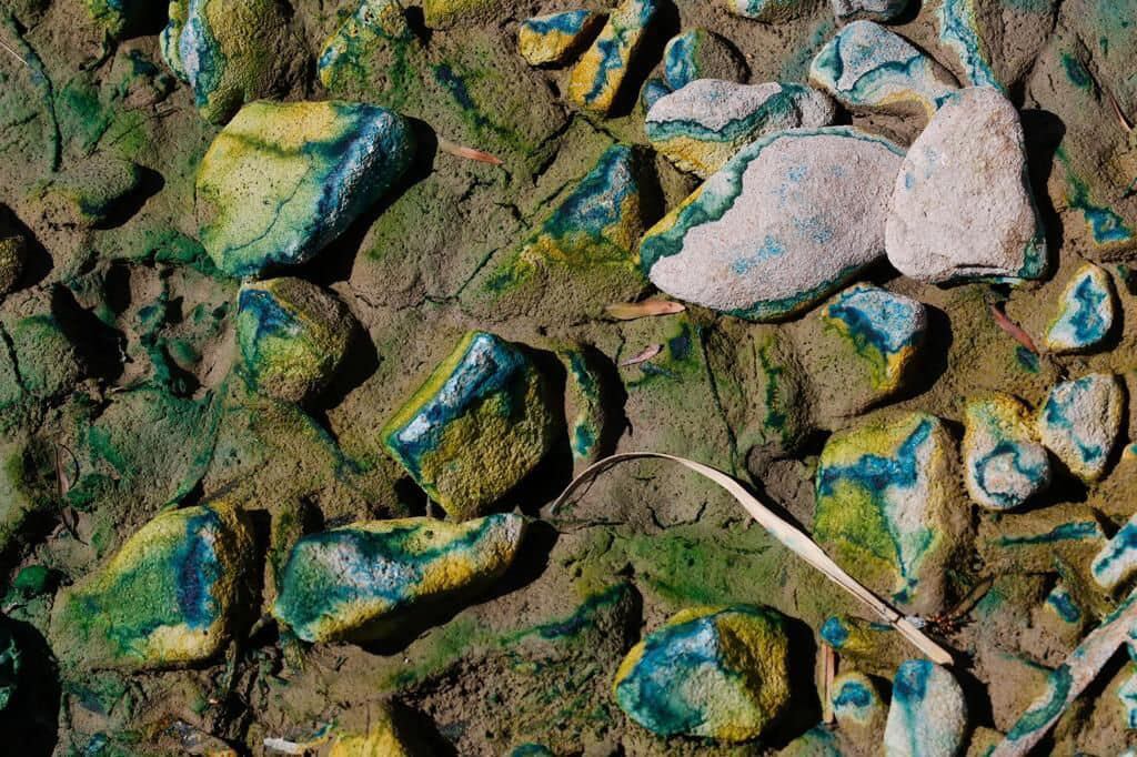 Rocas teñidas de verde por el colorante, en Arteaga.