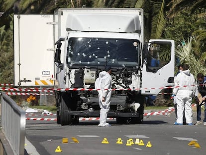 Investigación policial alrededor del camión que arrollo a centenares de personas en el Paseo de los Ingleses en Niza (Francia).