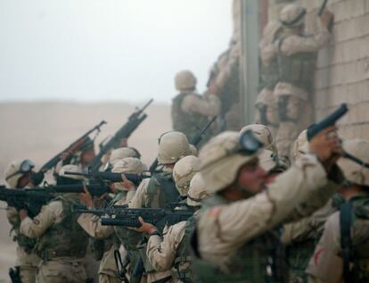 16 de junio de 2003. Soldados estadounidenses en la localidad de Jalidiya, a unos 80 kilómetros al oeste de Bagdad, durante la operación militar 'Escorpión del Desierto', lanzada contra grupos armados de la resistencia.