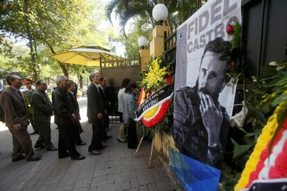 Ciudadanos vietnamitas prestan tributo a Castro en la embajada cubana en Hanoi.